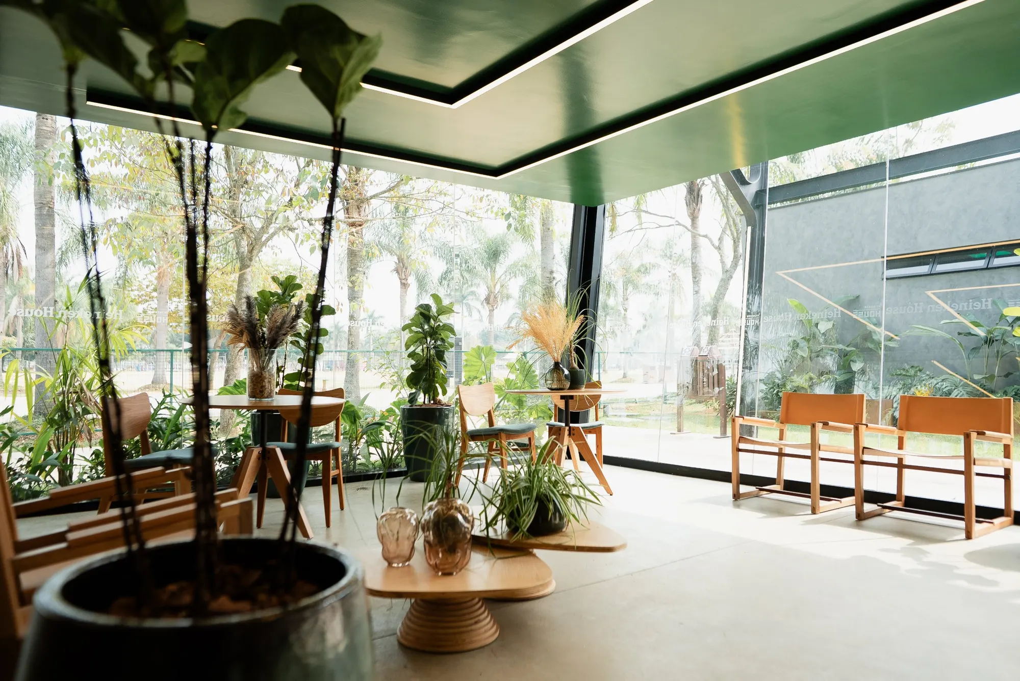 Open space do coworking com vista para o parque