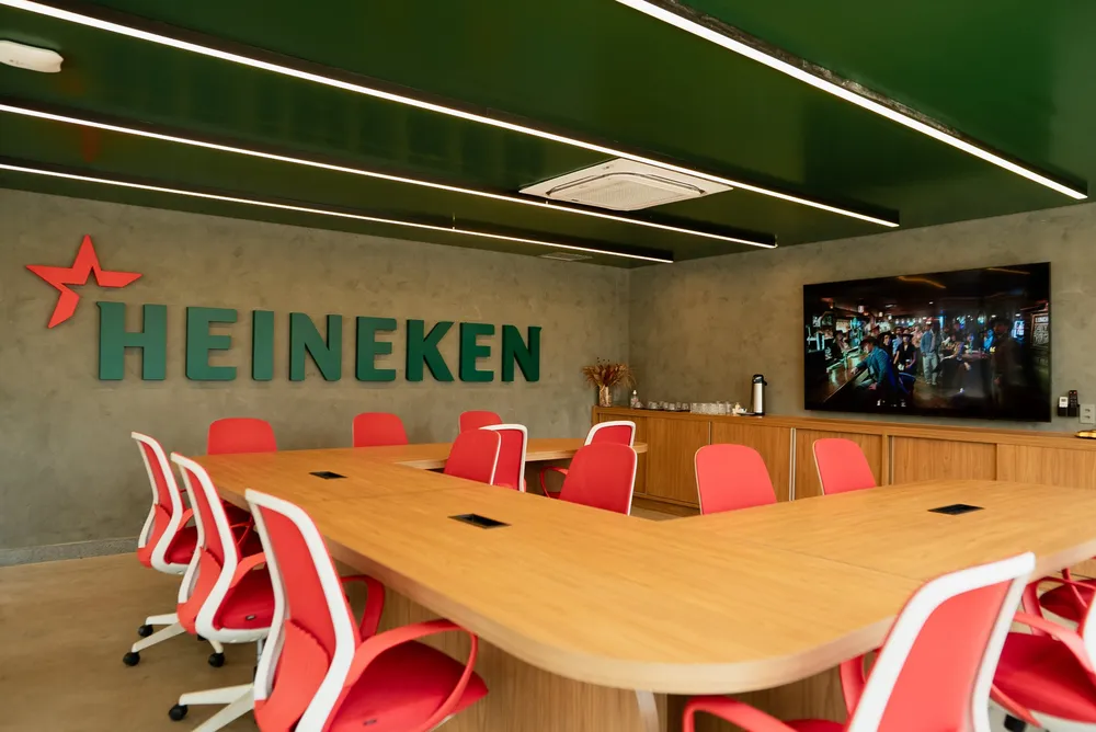 Parede Heineken na sala de reunião