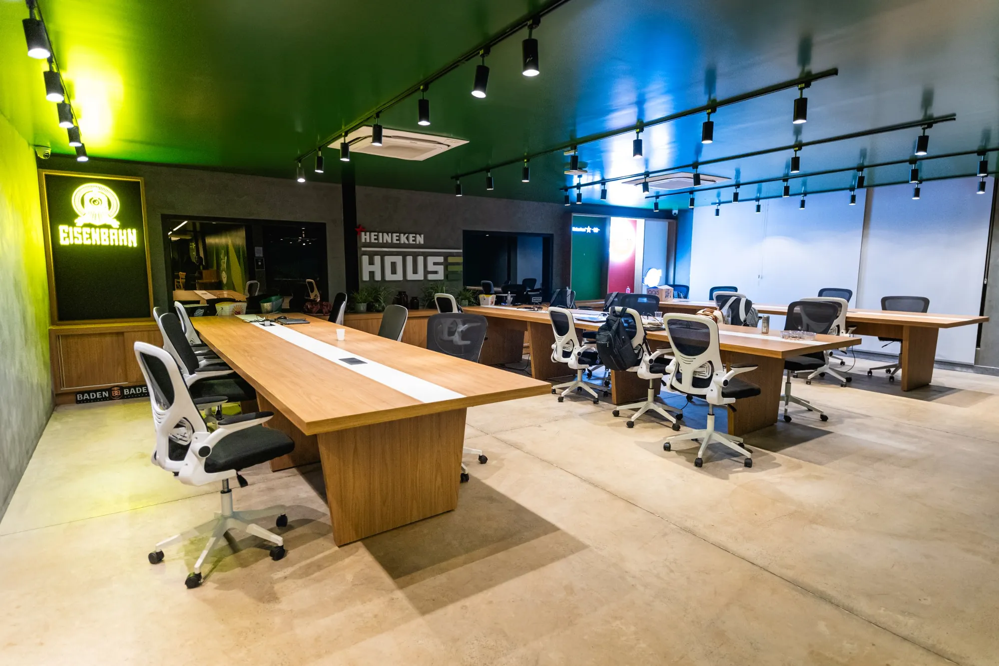 Coworking com mesas para equipes