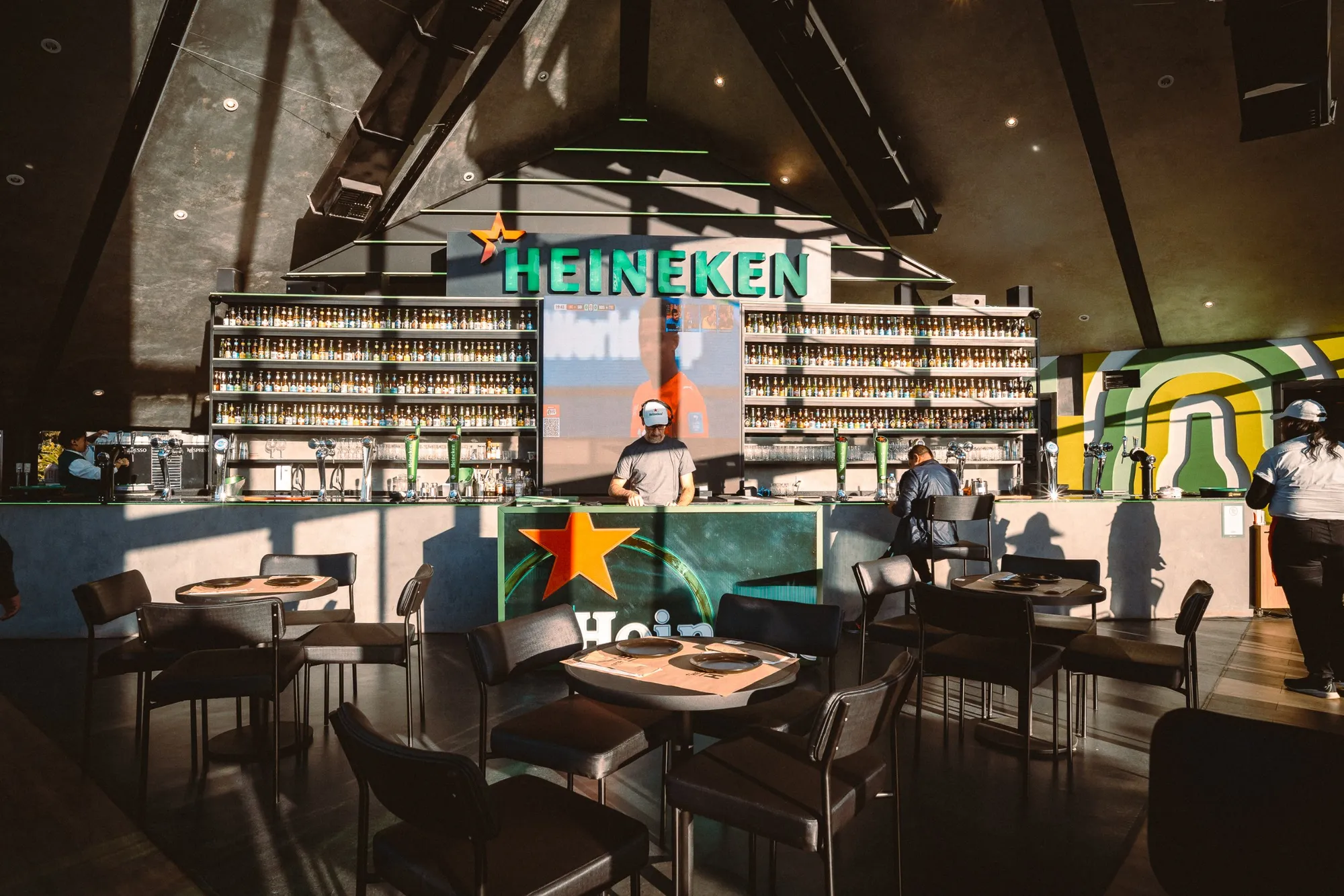 Bar da Heineken House com torneiras de chope