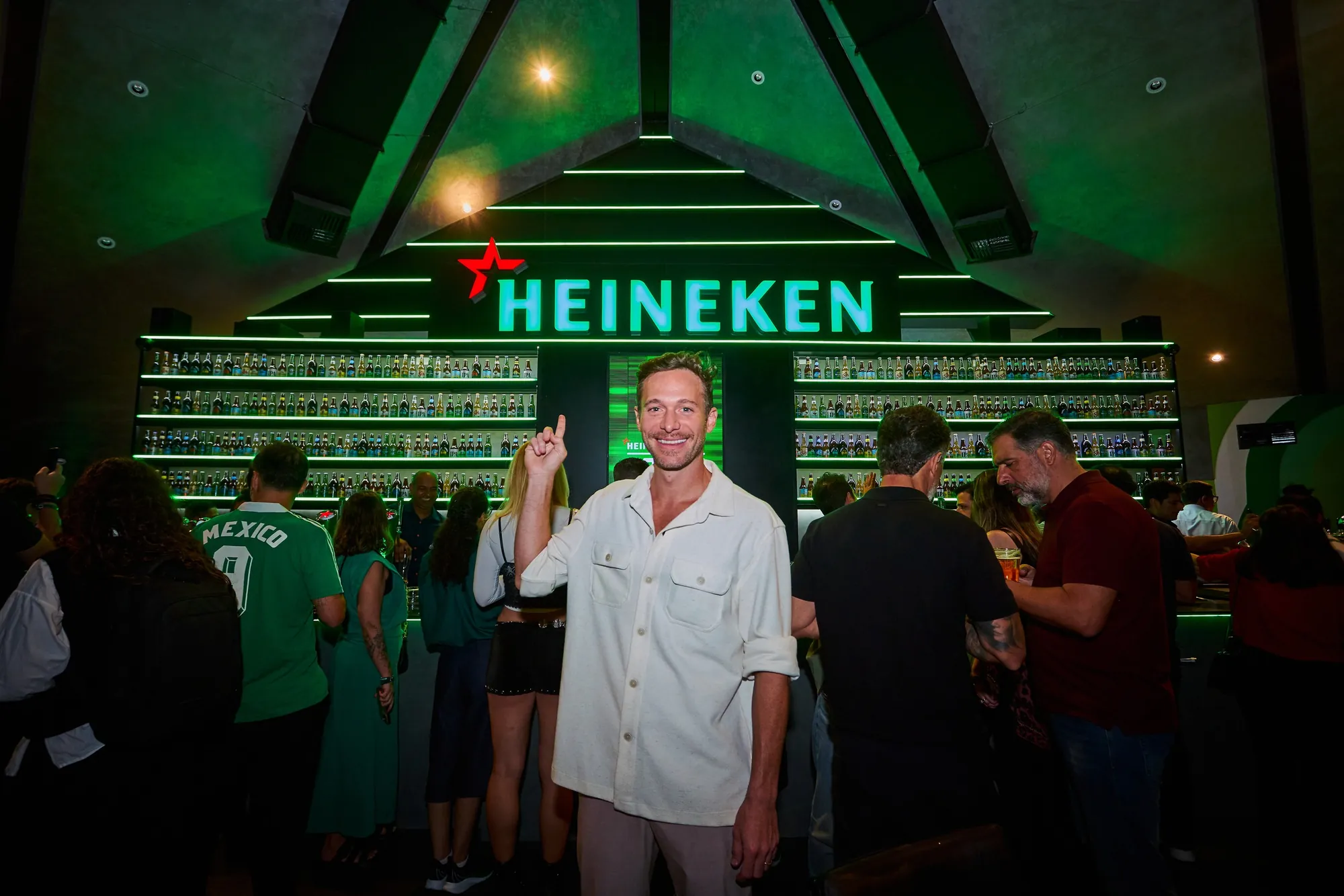 Chef Dalton Rangel no bar da Heineken House