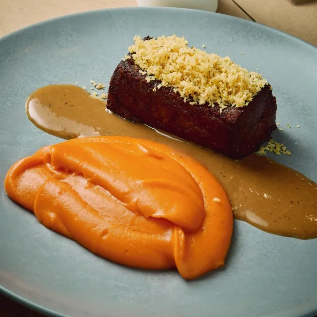 Costela prensada com mousseline de batata-doce
