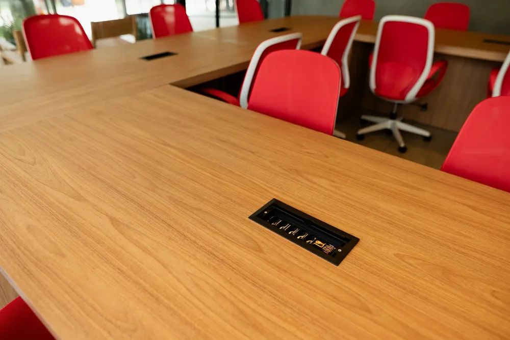 Tomadas na mesa de reunião