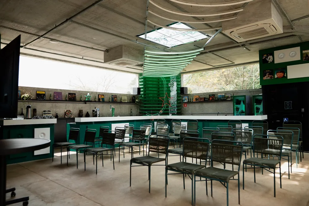 Bar Heineken com claraboia