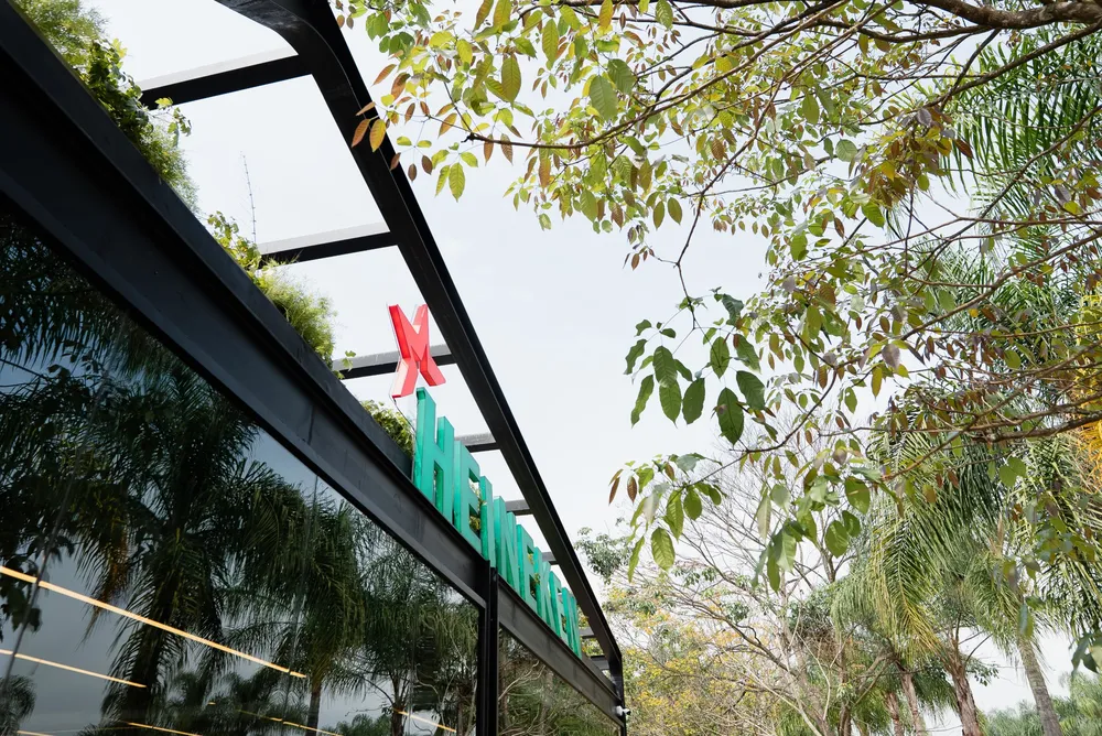 Fachada com o letreiro Heineken