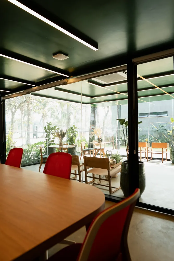 Vista da sala para o lounge