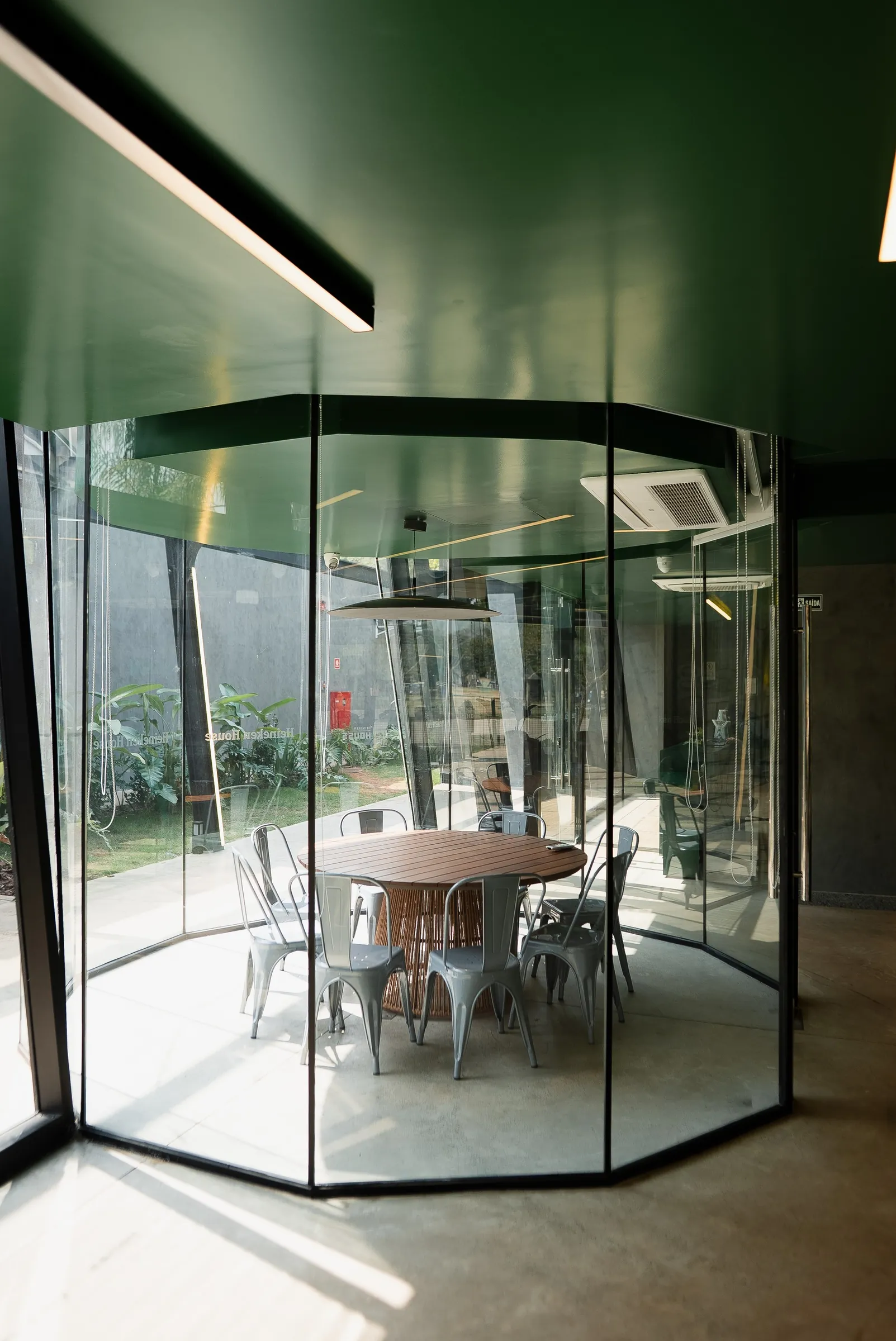 Sala de vidro com mesa redonda