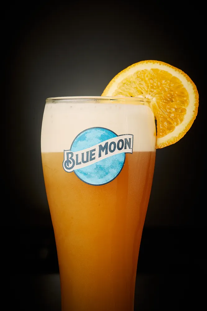 Copo de chope Blue Moon com laranja
