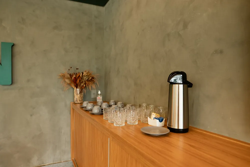 Mesa de apoio com café